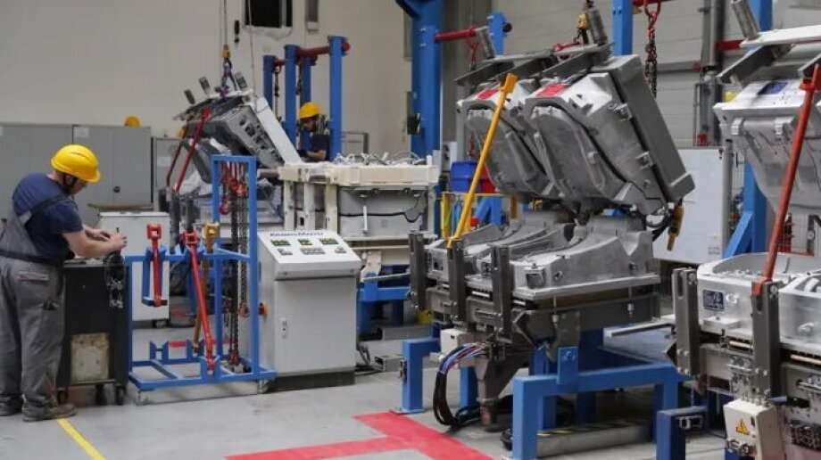 Manufacturing sentiment slips