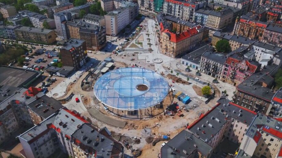 The installation of the ETFE superfoil roof over the Lazarski Market Square in Poznań has been completed