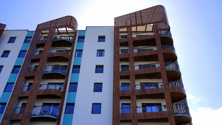 Record-breaking housing offers, but buyers waiting for cheaper mortgages