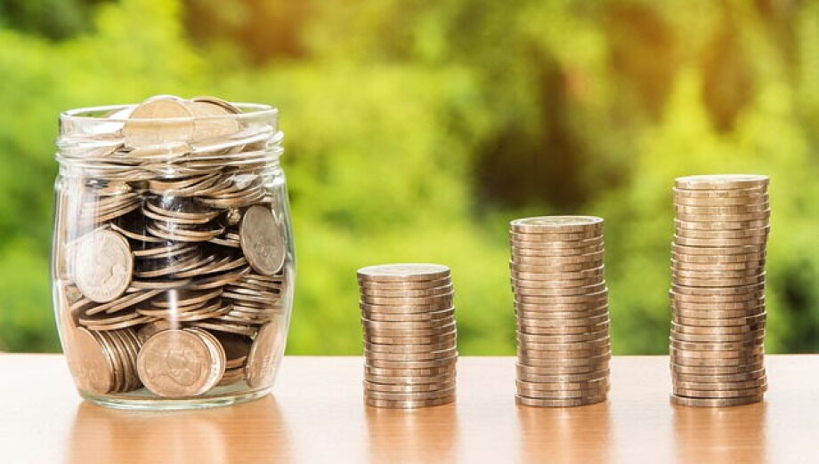 Salaries up 11.9% in August, above expectations