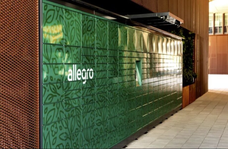 Allegro installs four of their own parcel machines powered by green energy