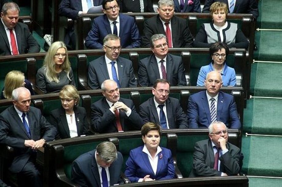 Ranking of politicians: still mistrust dominates