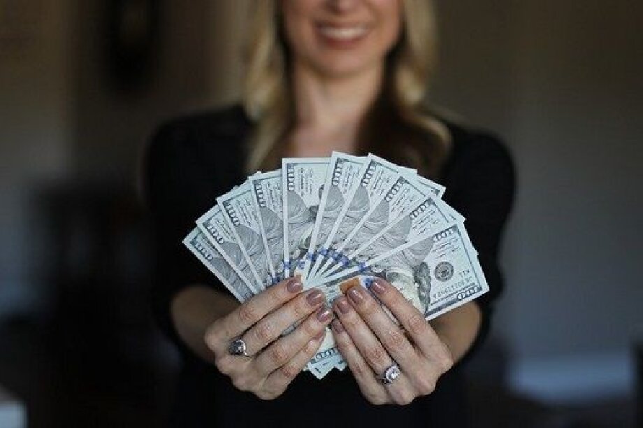 Study: Women handle debt better than men