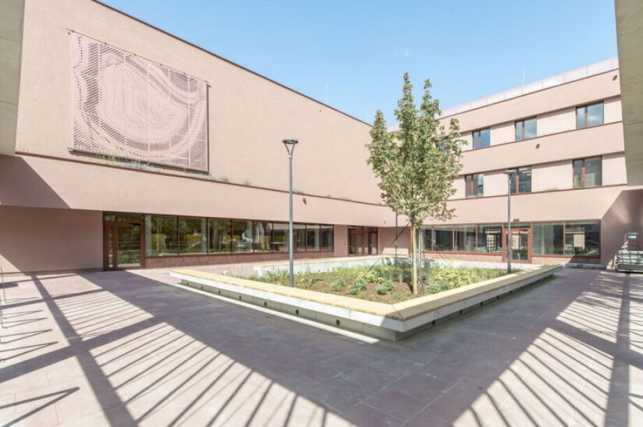 First privately funded school opens