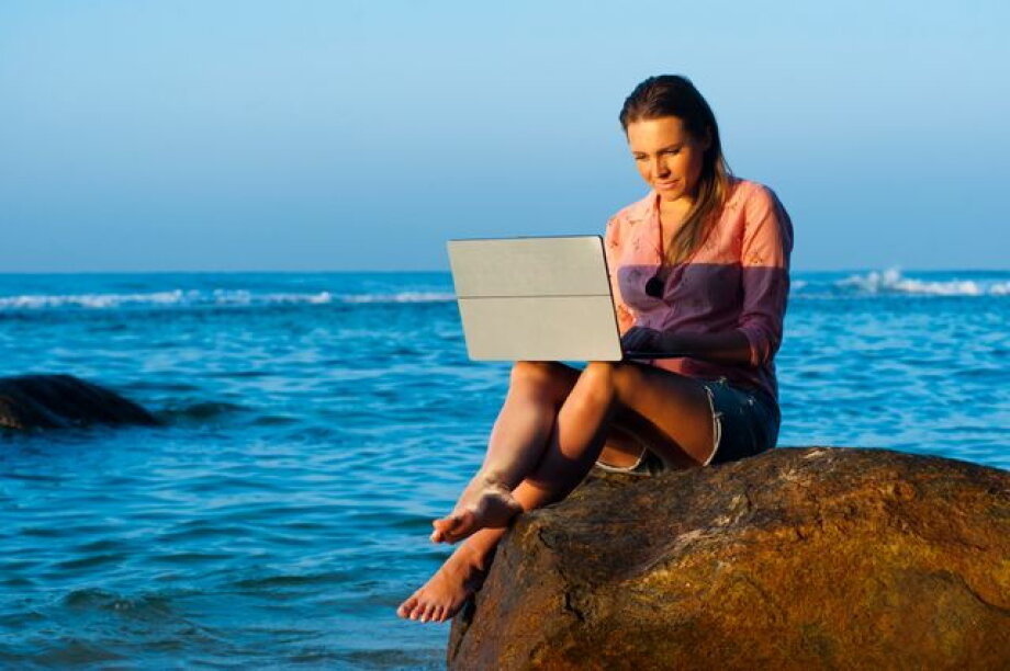 Survey: 46.5% of Poles remain in contact with work during vacation