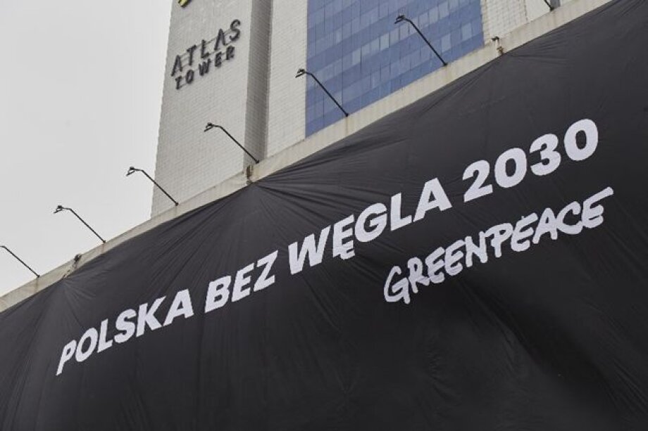 Greenpeace protests under PiS and PO headquarters against ignoring climate crisis