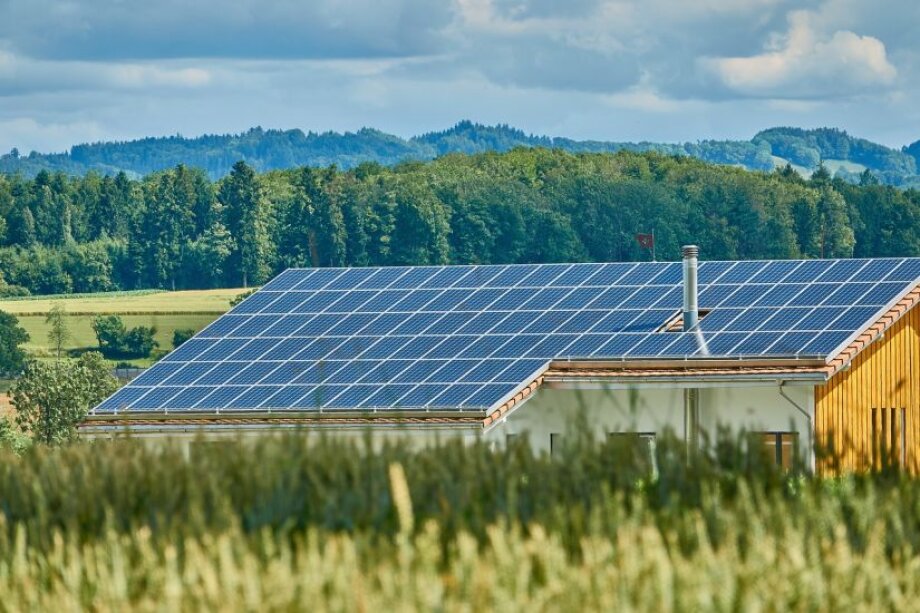 Tesla introduces solar roof rental system