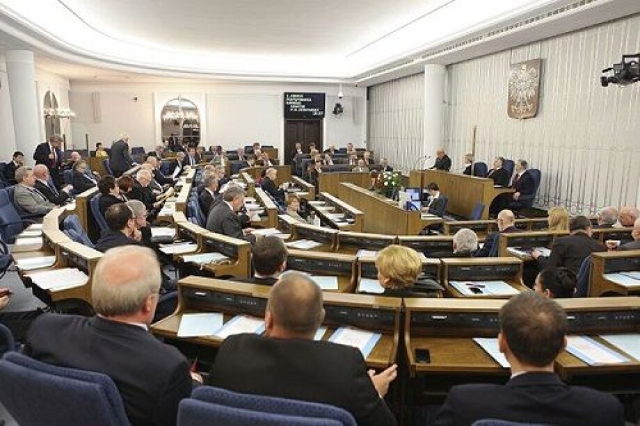 Upper house of Polish parliament votes on ‘anti-crisis shield’