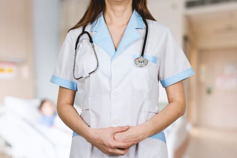 Ukrainian doctors may relieve health service in Poland, but procedures stand in way