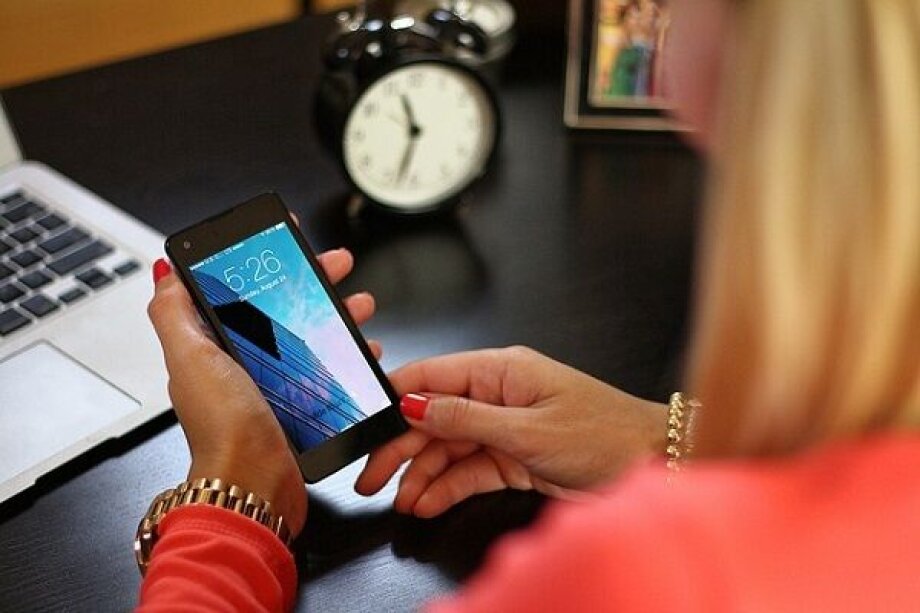 Employees waste up to 2.5 hours a day on smartphones