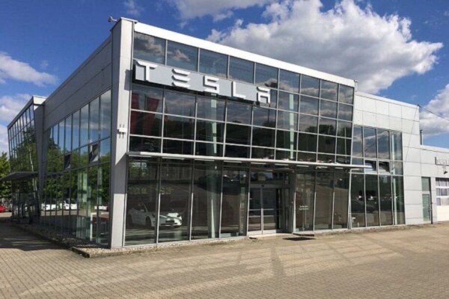 Tesla opens service center near Warsaw and looking for employees