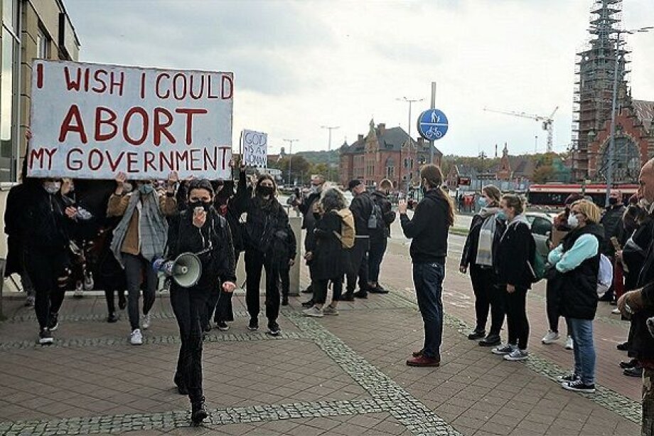 Death of a young pregnant woman resumes protests over the abortion law