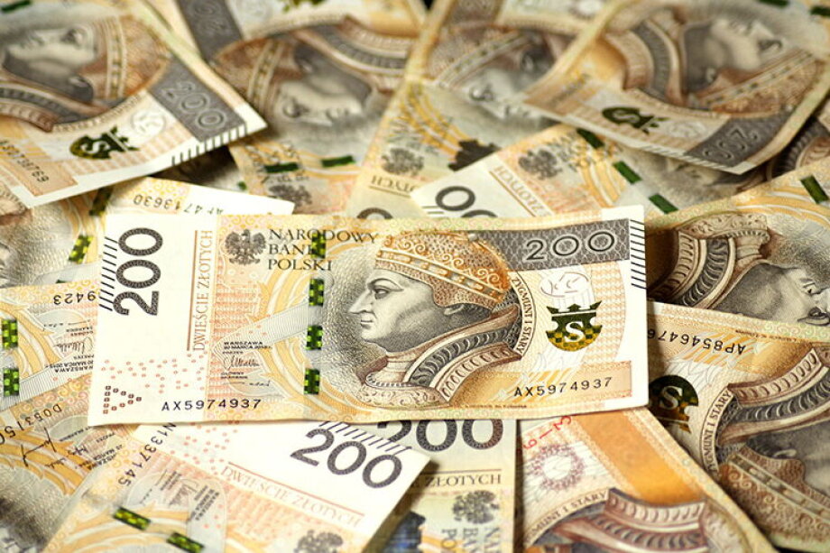 Zloty Strengthens Against Euro and Swiss Franc, Weakens Against Dollar