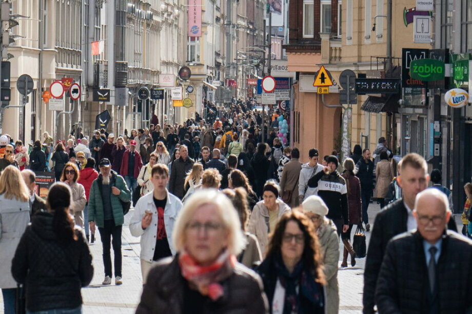 Warsaw's population exceeds estimates