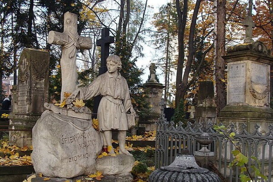 Cemetery Search Tools Assist Poles in Finding Loved Ones’ Graves on All Saints' Day