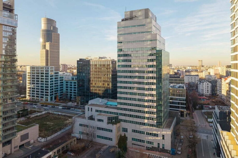 Bank Pekao lists former HQ in Warsaw