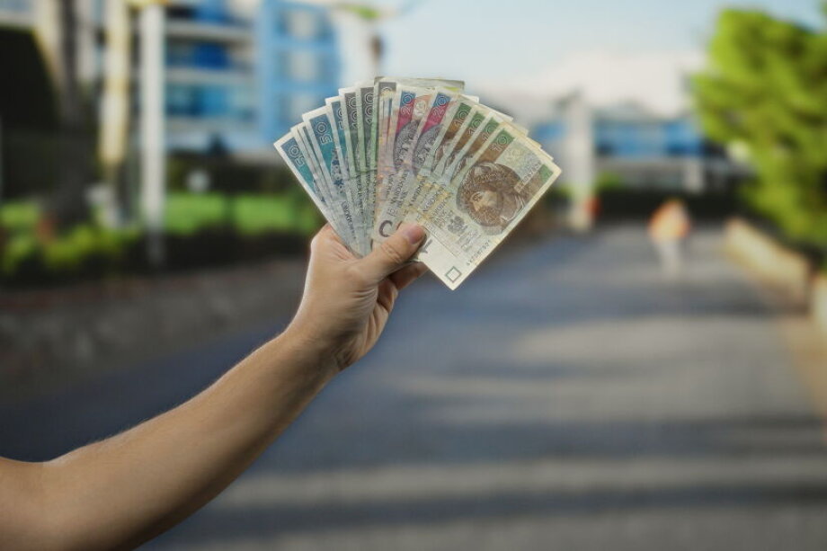 Polish wages top €2,000