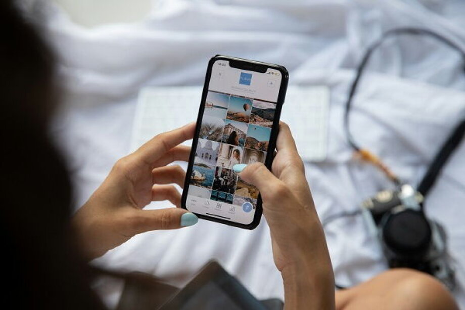 Poles Avoid TV Ads by Reaching for Their Phones, Study Finds