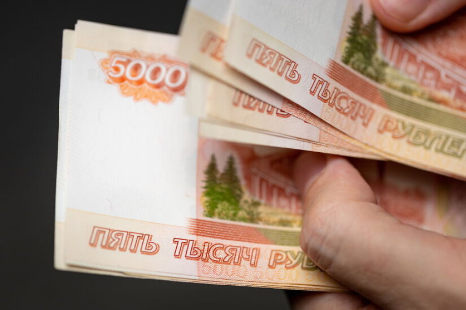 Russians pour savings into banks