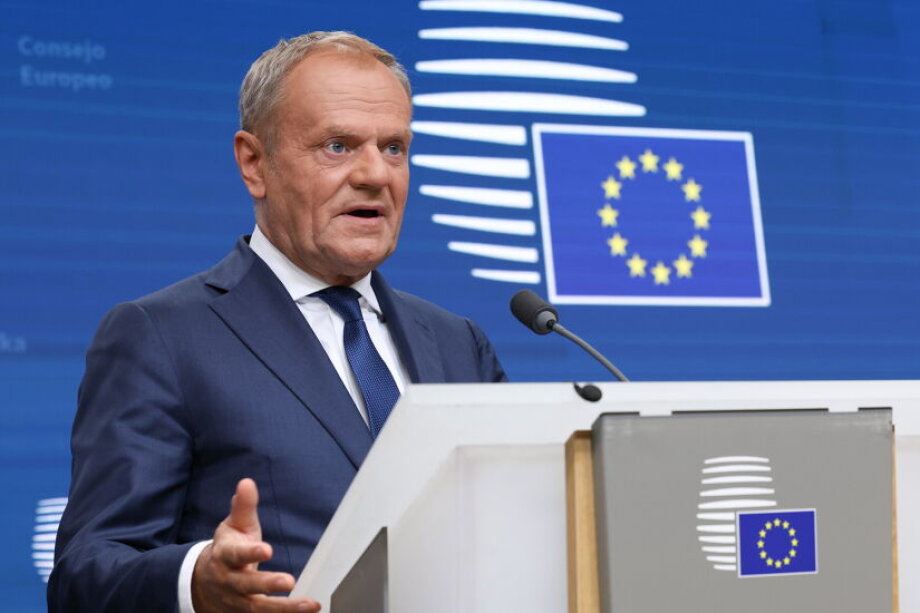 Tusk backs higher bank tax