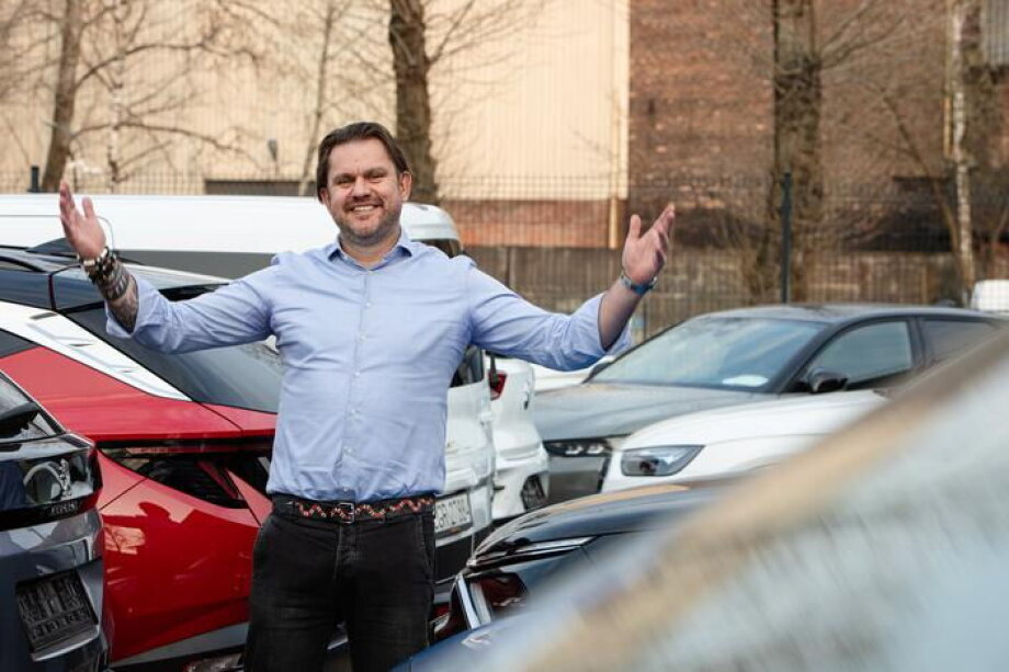 Superauto surges online