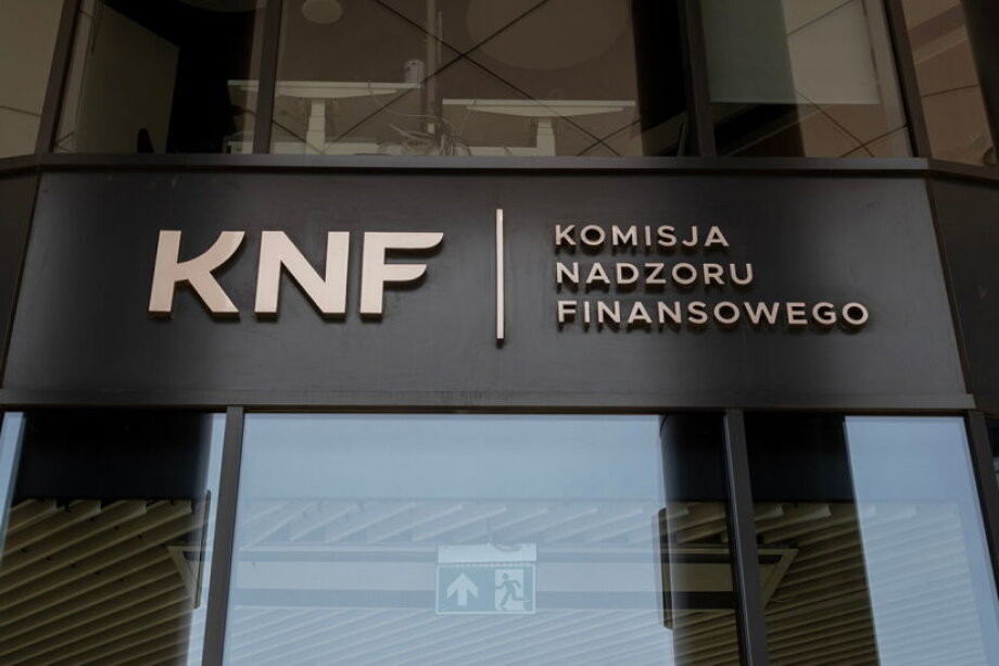 Regulator tightens insider rules