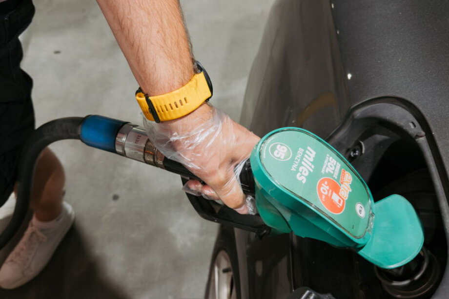 Fuel cap falls
