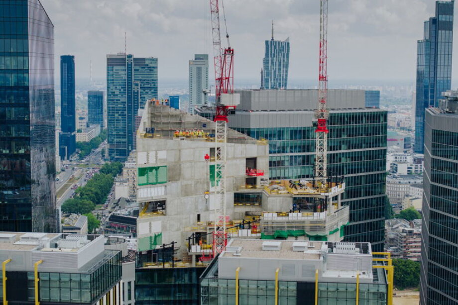 Skyliner II Reaches Full Height in Warsaw's Business Hub