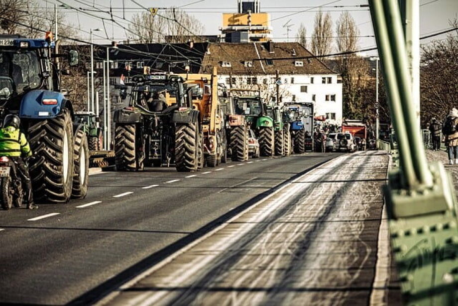 Farmers block roads in Poland over Ukrainian food products