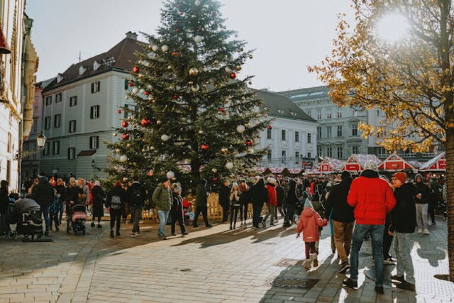 Ban on working on Christmas Eve pits unions against businesses