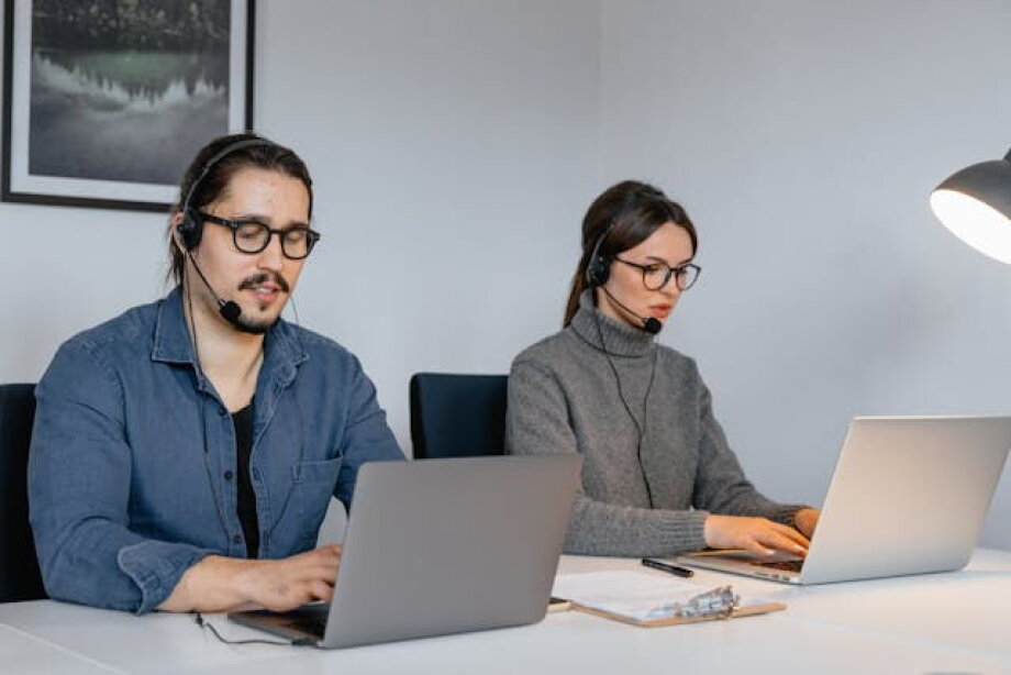 Paradox in job market: 100,000 unfilled positions, others without jobs for months