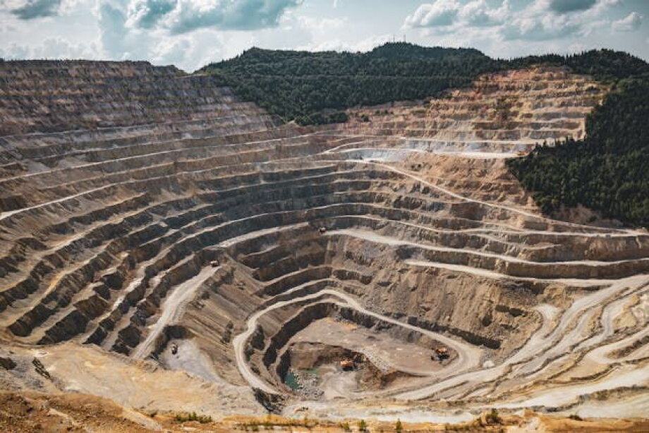 KGHM may gain in copper market as problems abroad inhibit international production