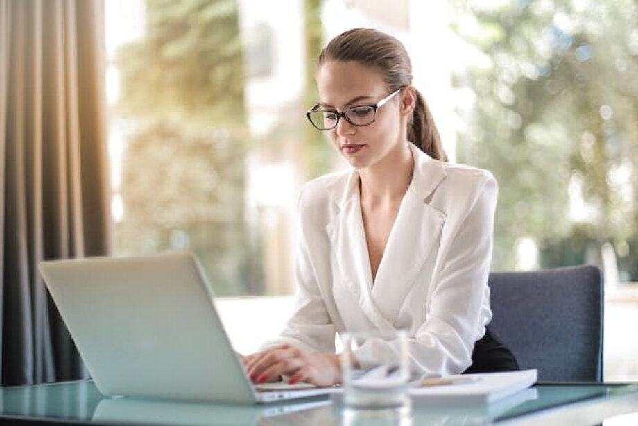 Report: manager salaries depend on industry