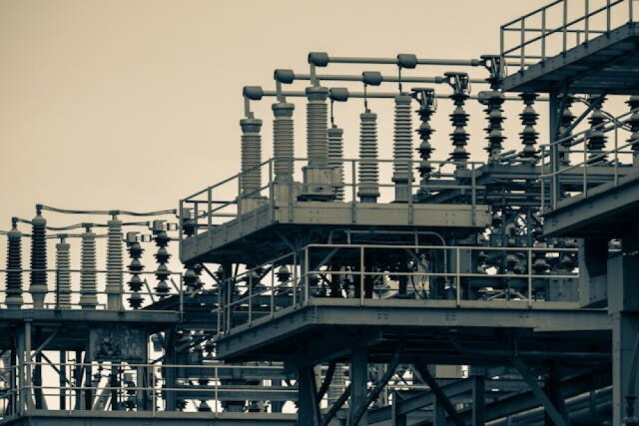 Large investments in energy transmissions lines tempting builders