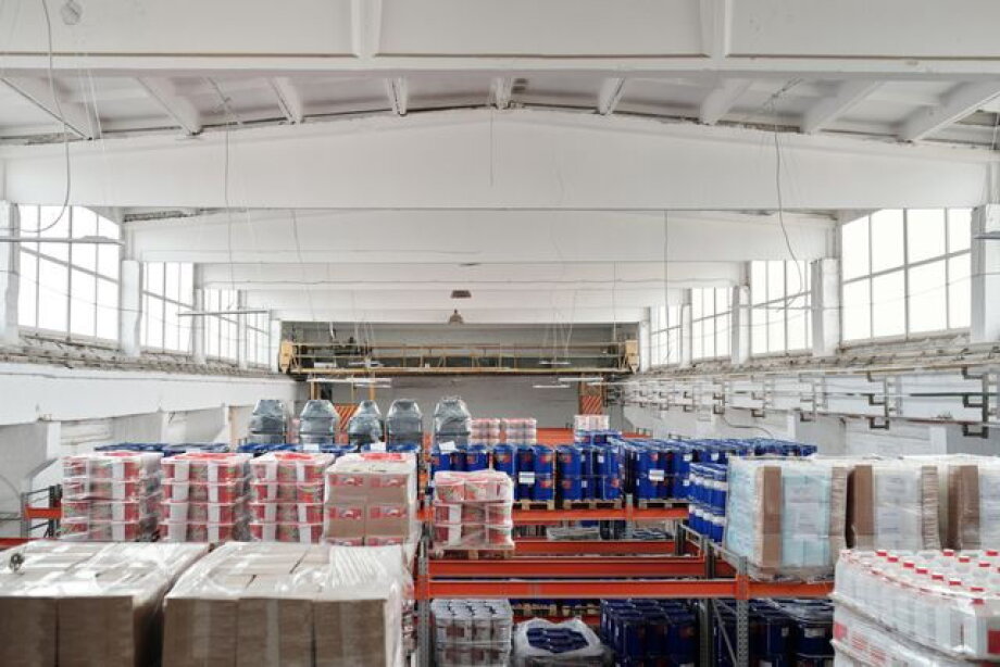 Companies changing their logistics strategies from large warehouses to regional ones