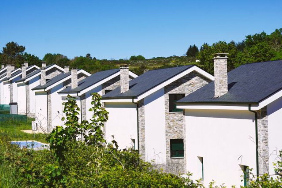 Poles start buying houses in summer