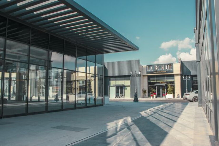New shopping center near Warsaw, with 15 stores, almost ready