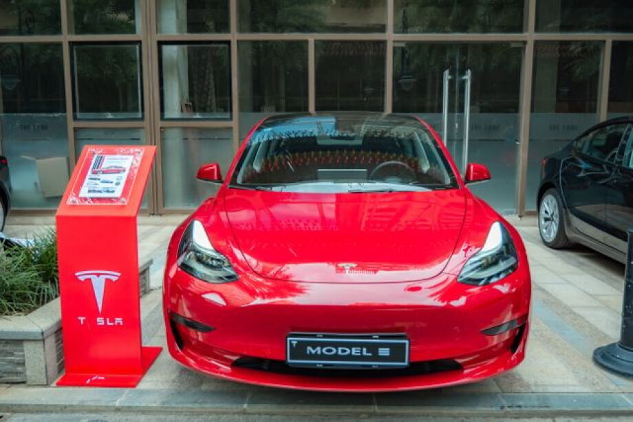 Semi-autonomous Tesla nearing legal acceptance in Poland