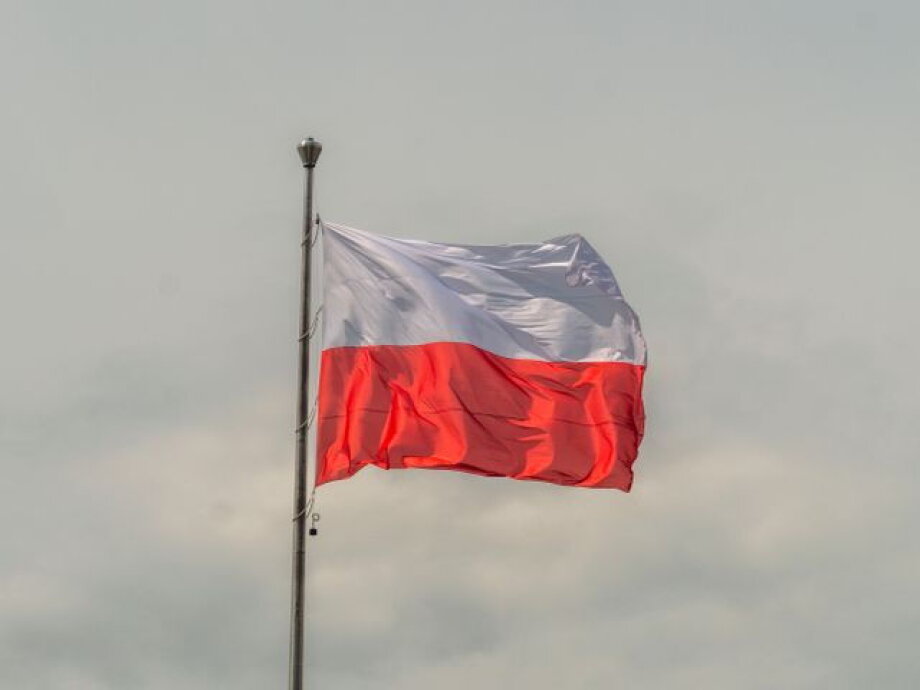 Few Polish ships fly red and white flags