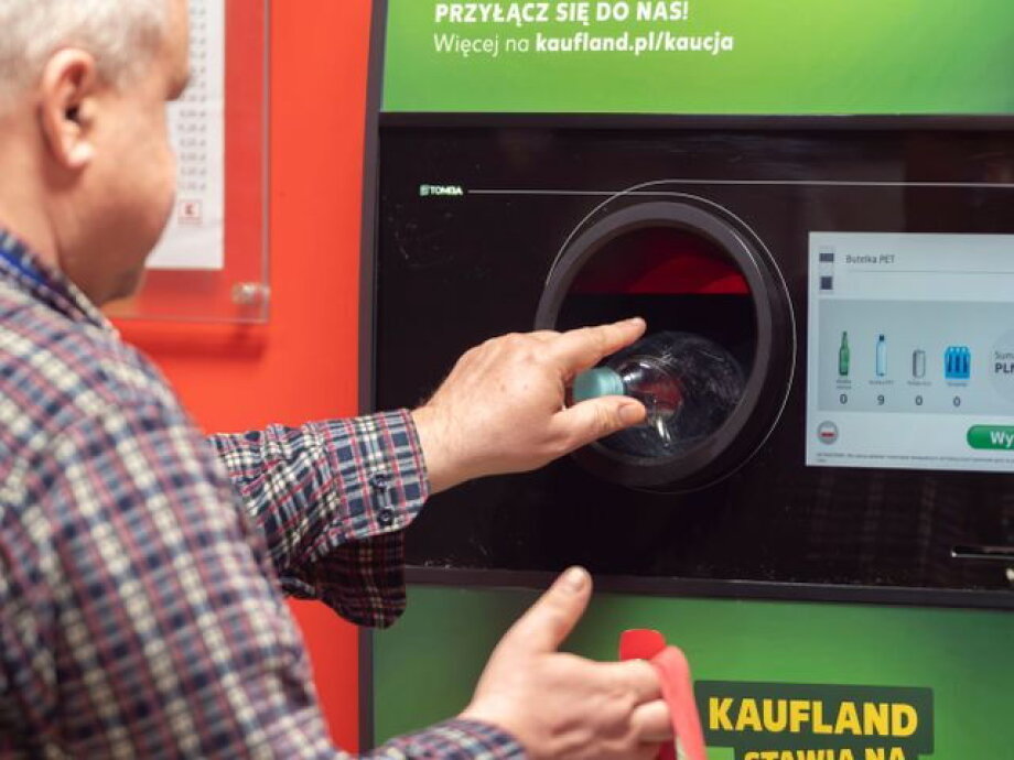 Poles divided over bottle deposit system