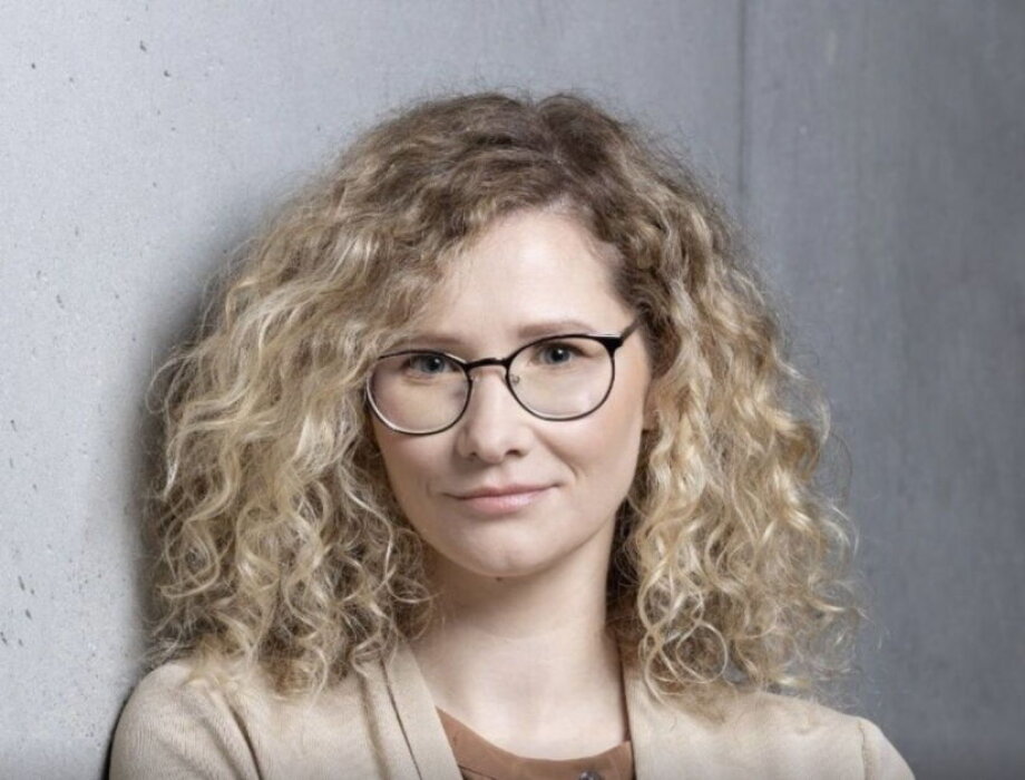 Warsaw offices tighten