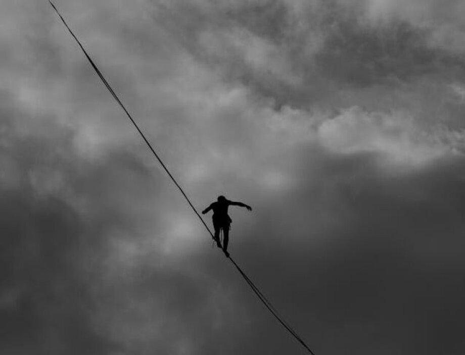 Estonian slackliner goes between PKiN and Varso Tower